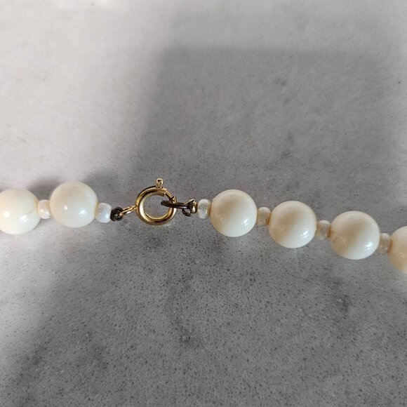 CREAM GRADUATED BEAD 31" L NECKLACE WITH MATCHING CROWN TRIFARI CLIP-ON EARRINGS - Picture 4 of 10